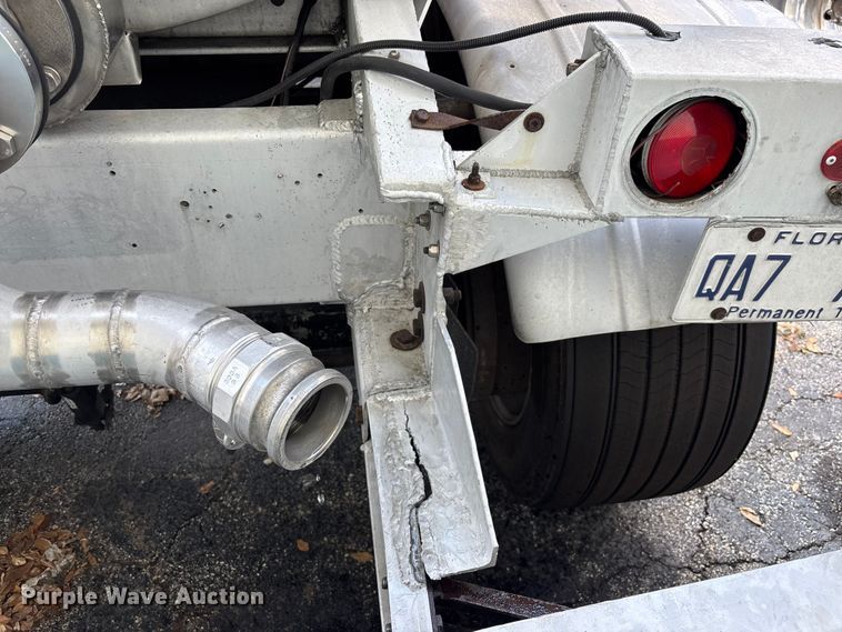 image for item DU0487 1983 Walker stainless tank trailer