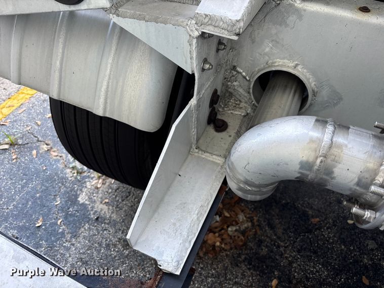image for item DU0487 1983 Walker stainless tank trailer