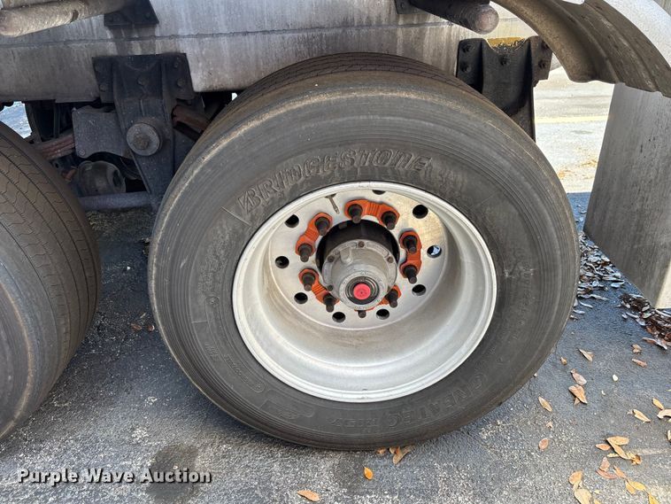 image for item DU0487 1983 Walker stainless tank trailer