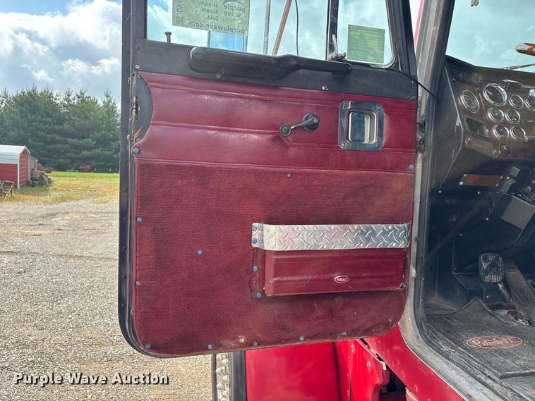 image for item DV4257 1991 Peterbilt 379 semi truck