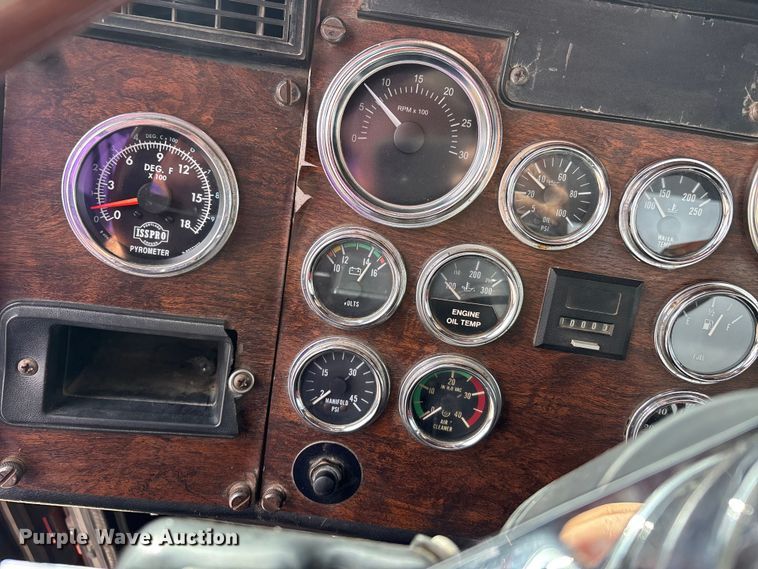 image for item DV4257 1991 Peterbilt 379 semi truck