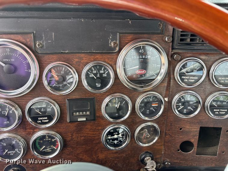 image for item DV4257 1991 Peterbilt 379 semi truck