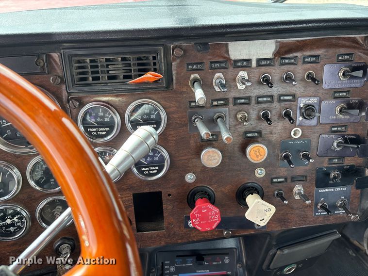 image for item DV4257 1991 Peterbilt 379 semi truck