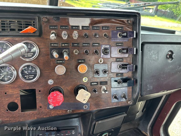 image for item DV4257 1991 Peterbilt 379 semi truck