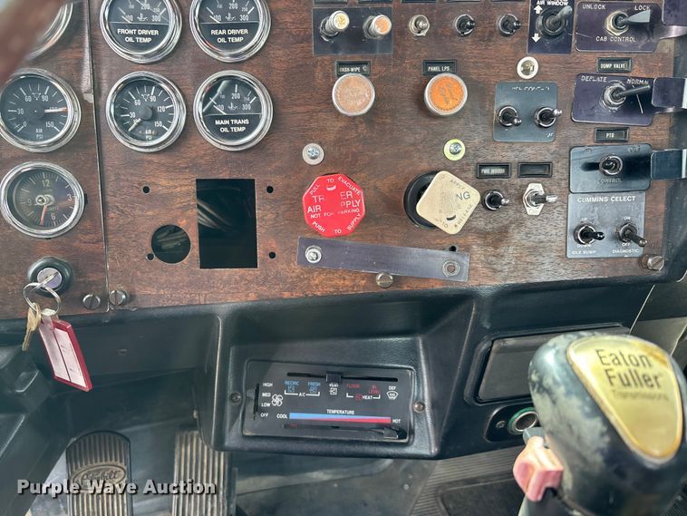 image for item DV4257 1991 Peterbilt 379 semi truck