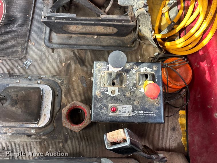 image for item DV4257 1991 Peterbilt 379 semi truck