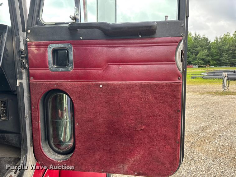 image for item DV4257 1991 Peterbilt 379 semi truck