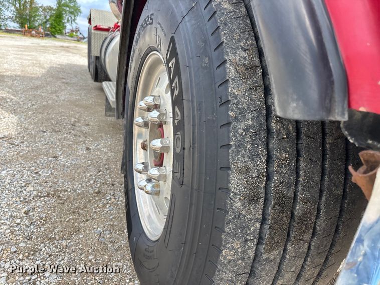 image for item DV4257 1991 Peterbilt 379 semi truck