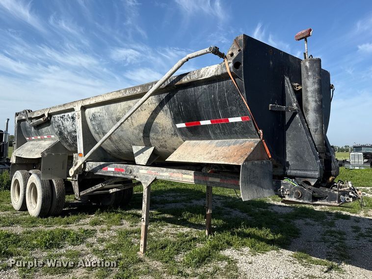image for item DZ4443 2005 ITM end dump trailer