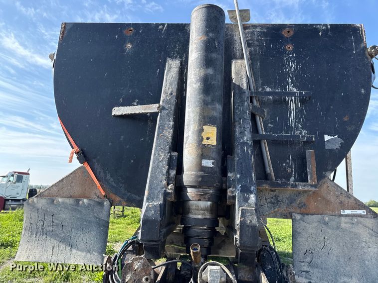 image for item DZ4443 2005 ITM end dump trailer