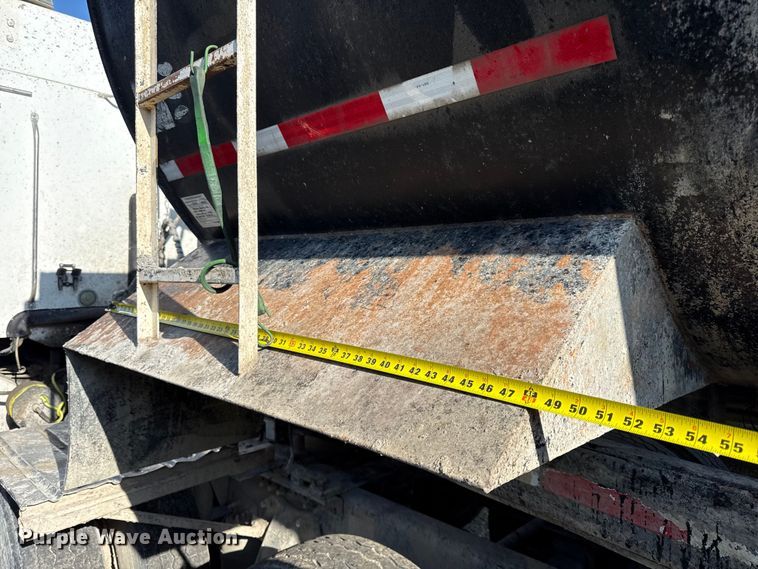 image for item DZ4443 2005 ITM end dump trailer
