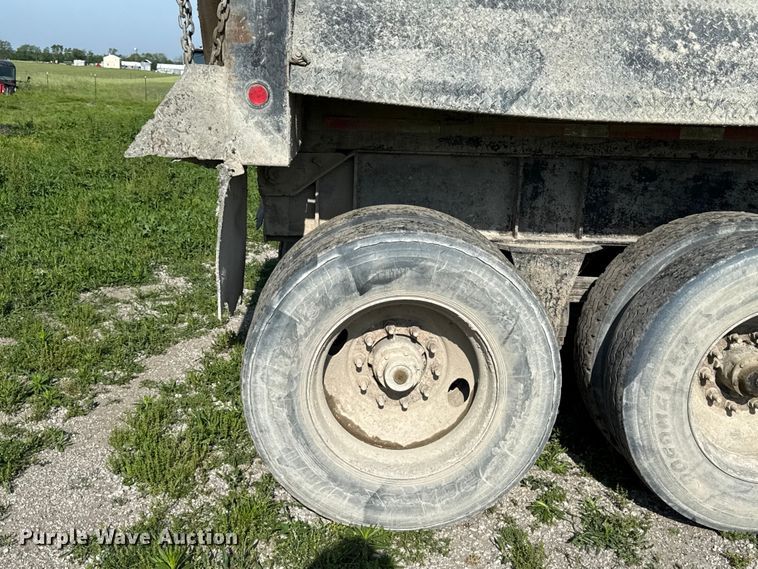 image for item DZ4443 2005 ITM end dump trailer