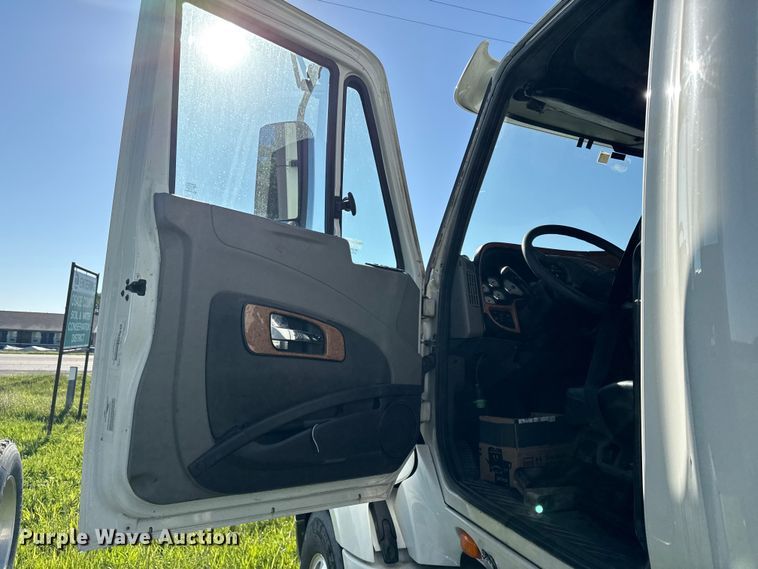 image for item DZ4455 2016 International ProStar Plus semi truck