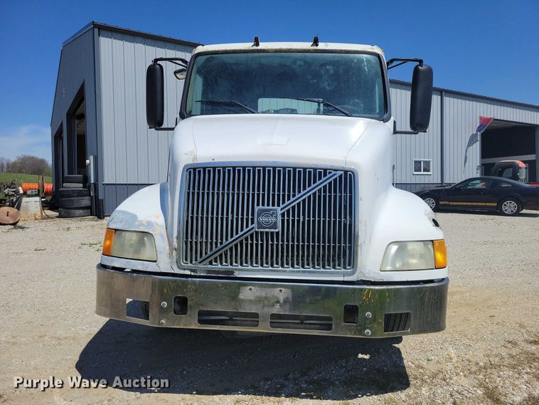 image for item DZ7059 1998 Vovlo semi truck