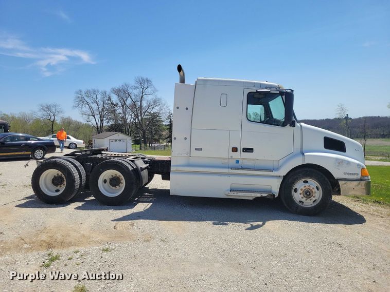 image for item DZ7059 1998 Vovlo semi truck