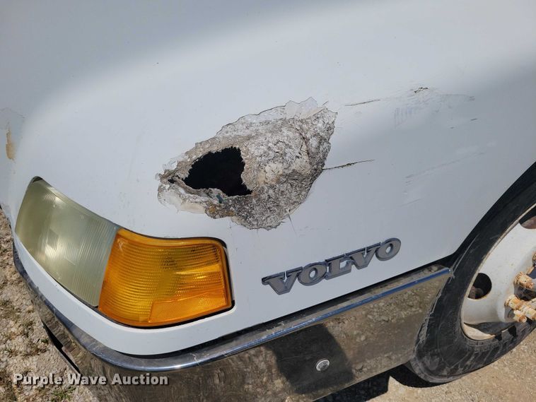 image for item DZ7059 1998 Vovlo semi truck