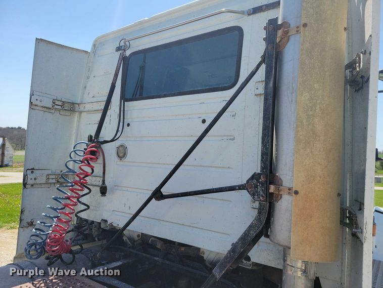 image for item DZ7059 1998 Vovlo semi truck