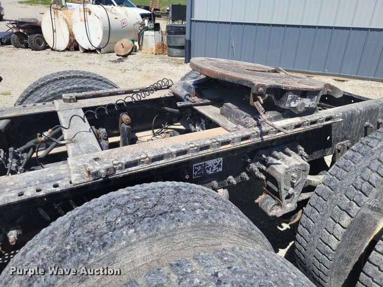 image for item DZ7059 1998 Vovlo semi truck