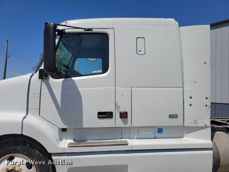 image for item DZ7059 1998 Vovlo semi truck