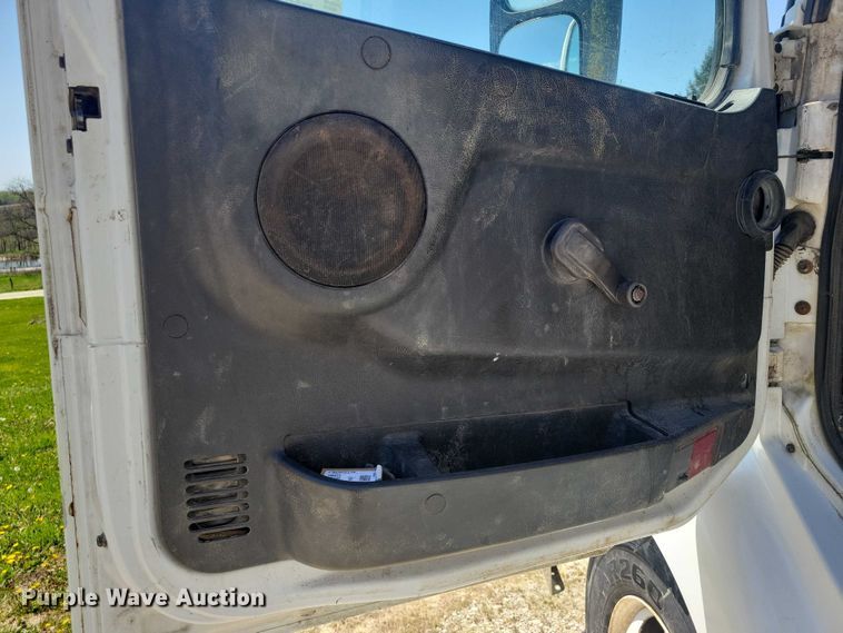 image for item DZ7059 1998 Vovlo semi truck