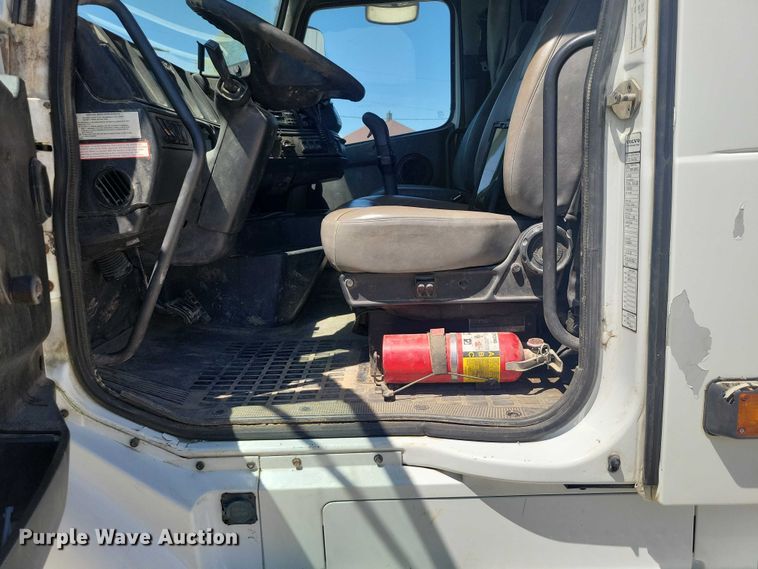 image for item DZ7059 1998 Vovlo semi truck