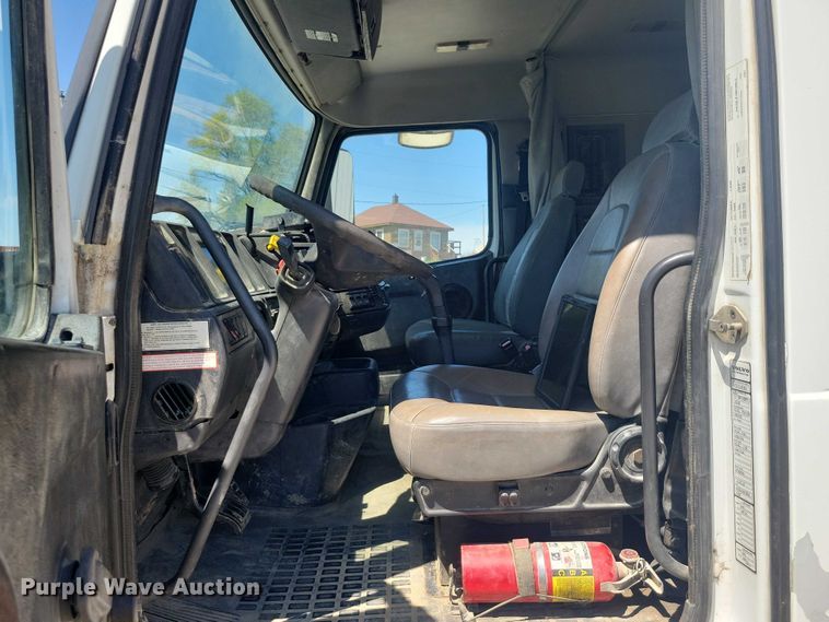 image for item DZ7059 1998 Vovlo semi truck