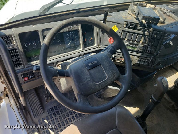 image for item DZ7059 1998 Vovlo semi truck