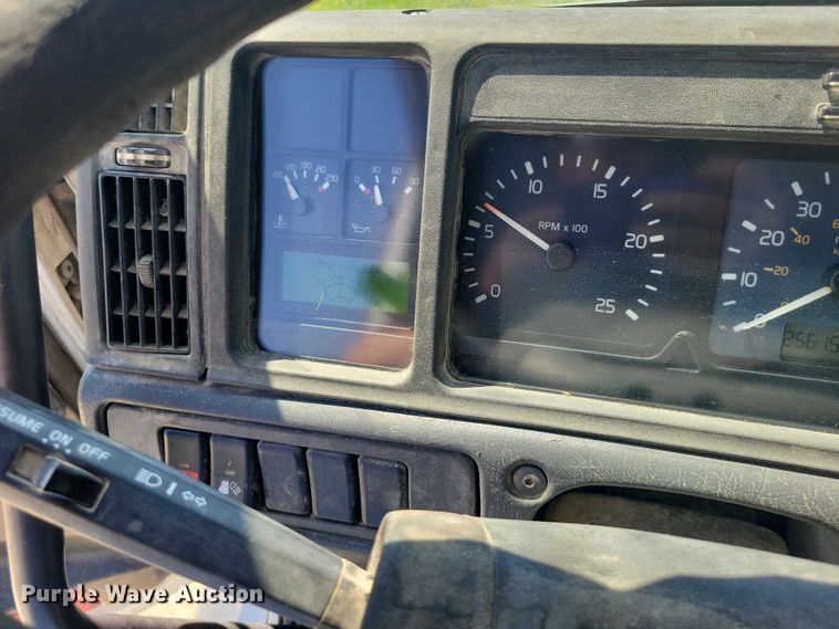 image for item DZ7059 1998 Vovlo semi truck