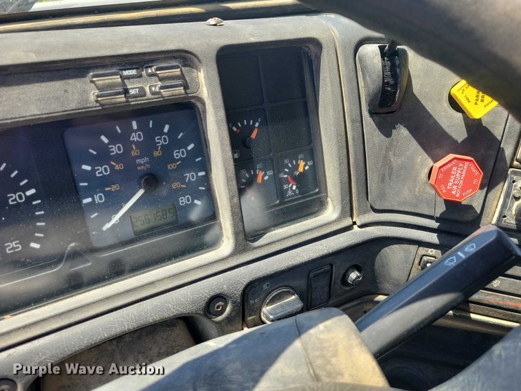 image for item DZ7059 1998 Vovlo semi truck