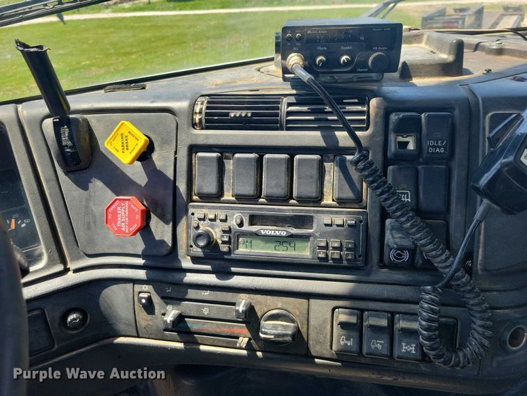 image for item DZ7059 1998 Vovlo semi truck