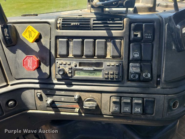 image for item DZ7059 1998 Vovlo semi truck