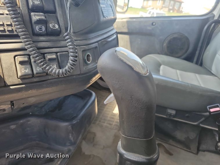 image for item DZ7059 1998 Vovlo semi truck