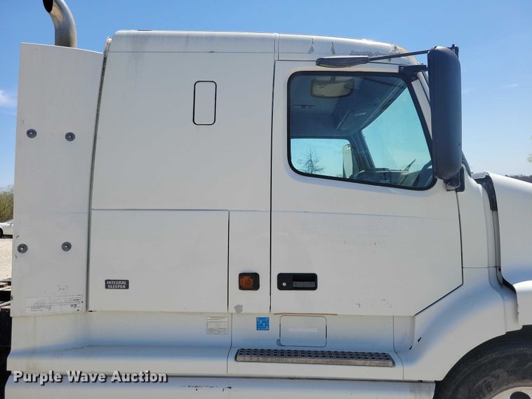 image for item DZ7059 1998 Vovlo semi truck