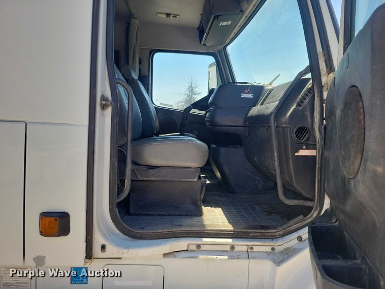 image for item DZ7059 1998 Vovlo semi truck