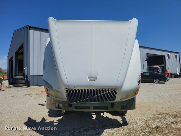 image for item DZ7059 1998 Vovlo semi truck