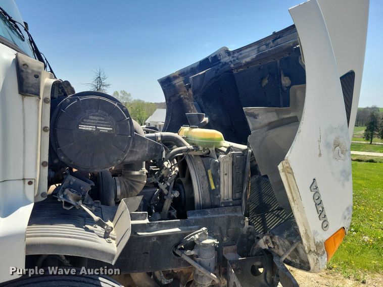 image for item DZ7059 1998 Vovlo semi truck