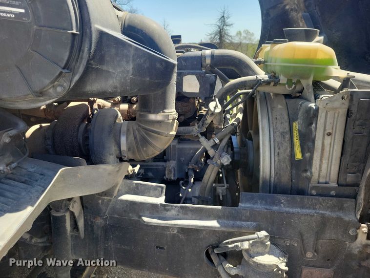 image for item DZ7059 1998 Vovlo semi truck