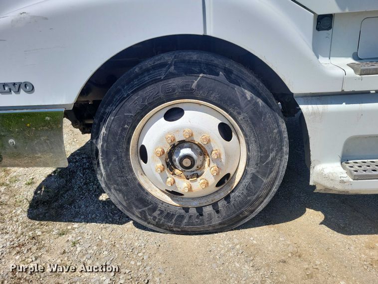 image for item DZ7059 1998 Vovlo semi truck