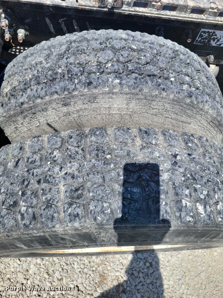 image for item DZ7059 1998 Vovlo semi truck