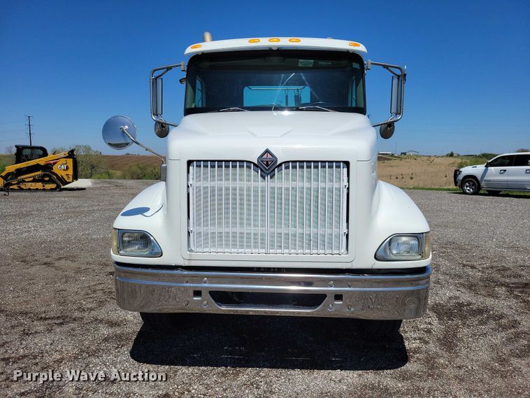 image for item DZ7076 2002 International 9100i semi truck
