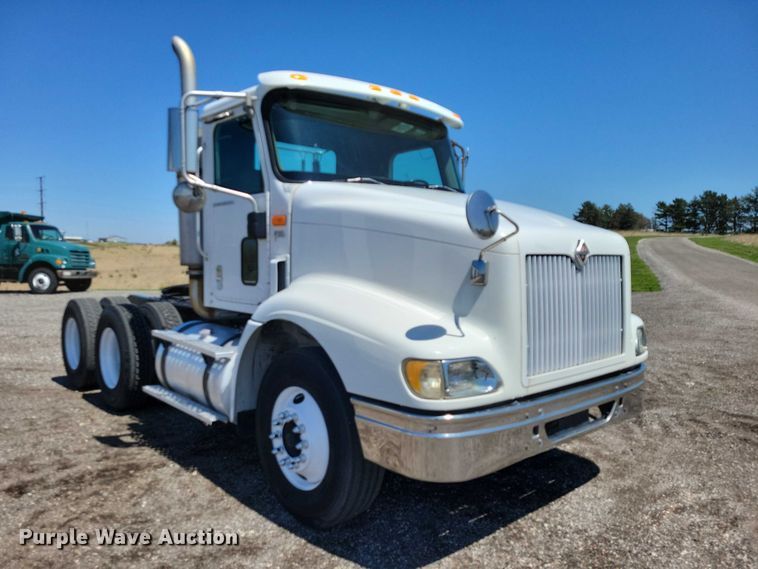 image for item DZ7076 2002 International 9100i semi truck