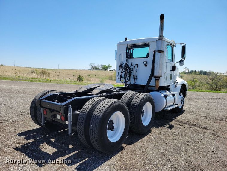 image for item DZ7076 2002 International 9100i semi truck