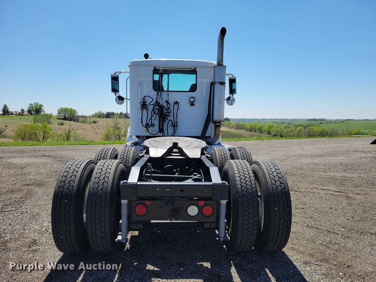 image for item DZ7076 2002 International 9100i semi truck