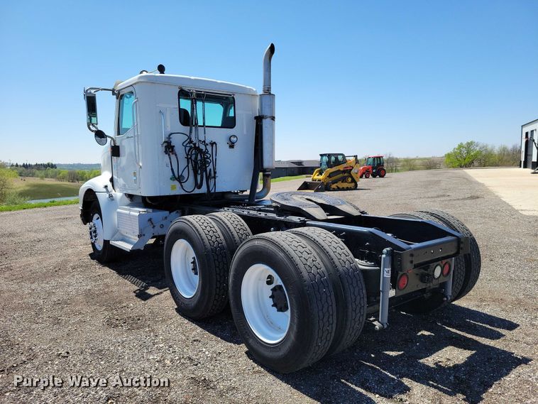 image for item DZ7076 2002 International 9100i semi truck
