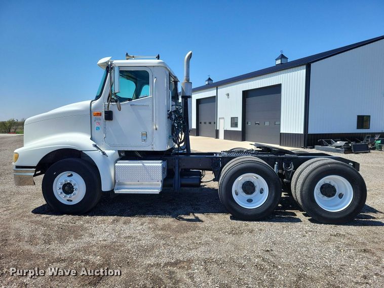 image for item DZ7076 2002 International 9100i semi truck