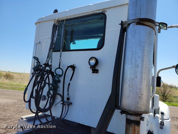 image for item DZ7076 2002 International 9100i semi truck