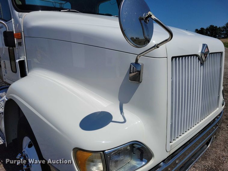 image for item DZ7076 2002 International 9100i semi truck