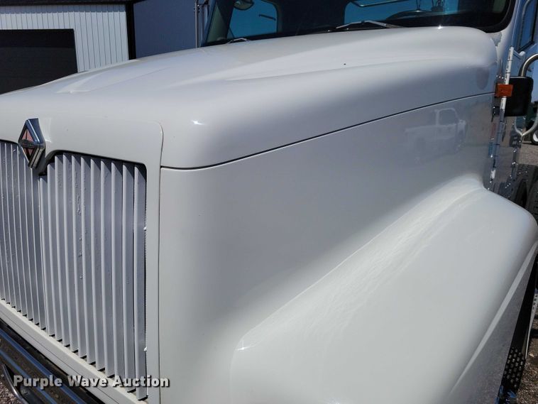 image for item DZ7076 2002 International 9100i semi truck