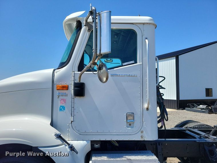image for item DZ7076 2002 International 9100i semi truck