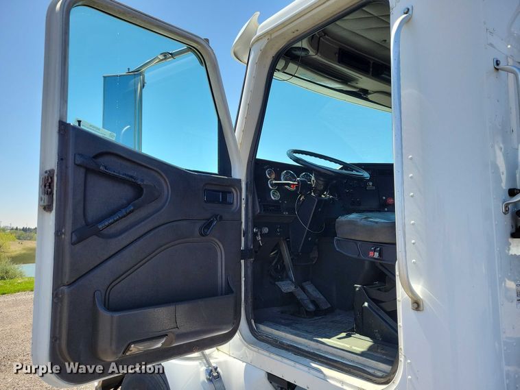 image for item DZ7076 2002 International 9100i semi truck